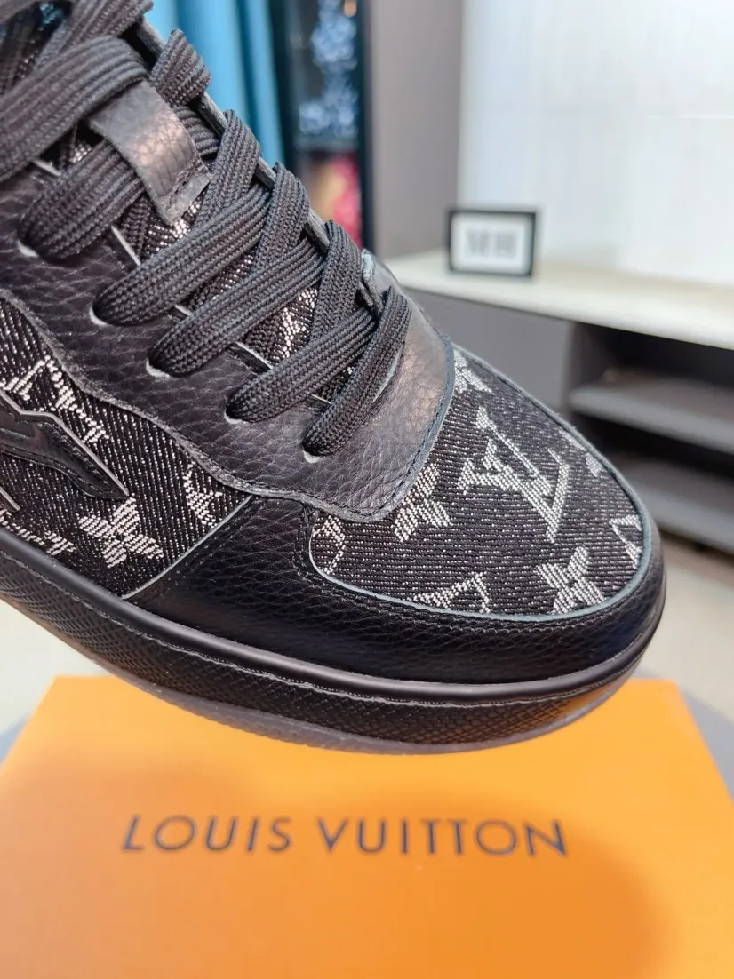 Men's shoes 💰438🌹🌹【LOUIS VUITTON】Same style on Louis Vuitton* official website🚹Men's high-top casual shoes❤️Same style as popular celebrities and big names ~ Best-selling at home and abroad Lv focuses on the checkerboard series...Imported first-layer cowhide with special fabrics➕Full sheep leather lining➕Brand-specific hollow outsole💎Produced by OEM The highest version🔍🔍Number of codes: 38-44,